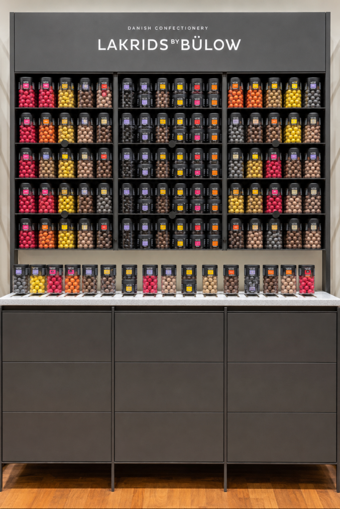 Lakrids by Bülow eröffnet in Münster an der Domgasse. Der dänische Anbieter setzt auf Lakritz, Schokolade und Softeis.
