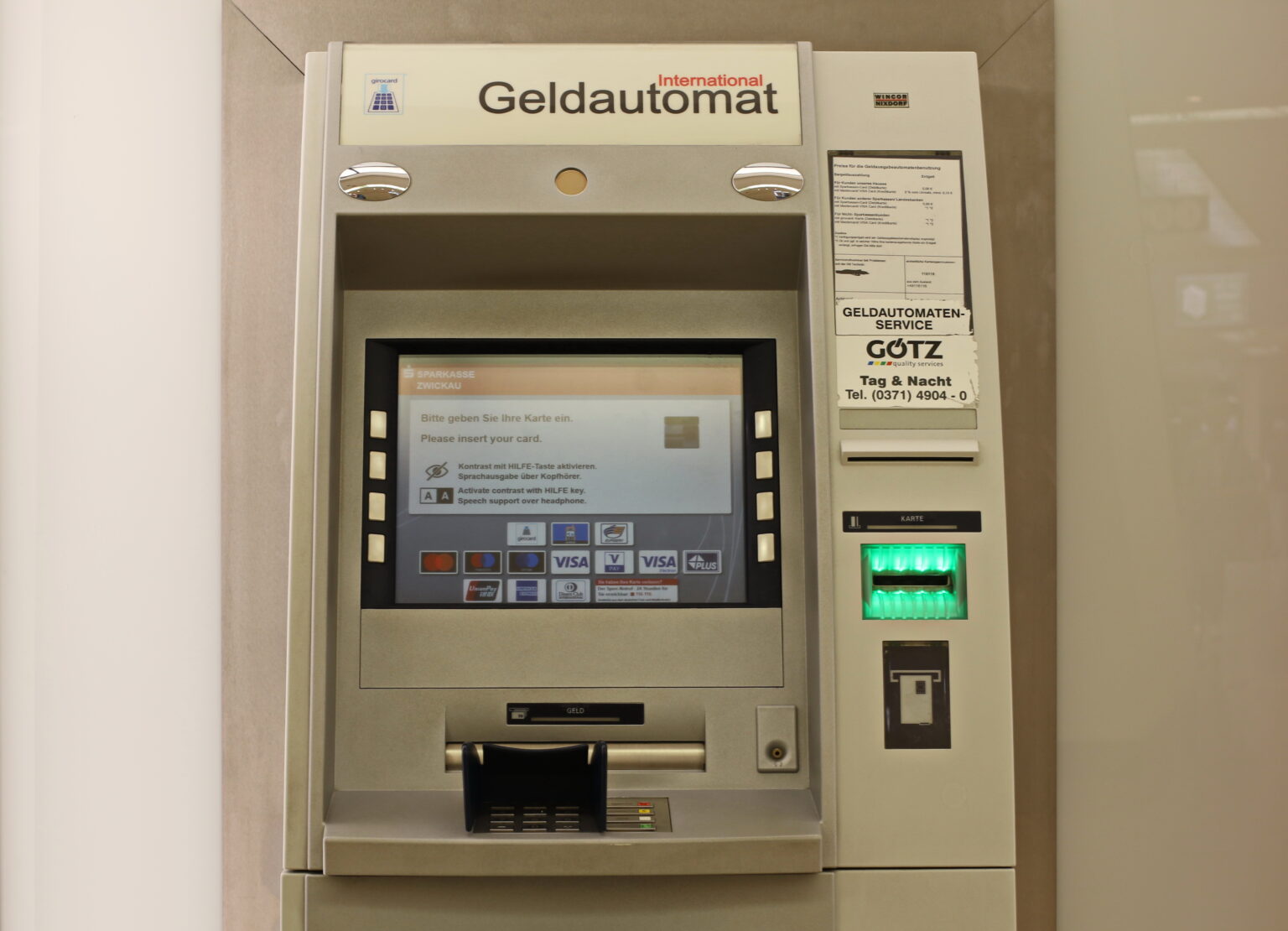 Geldautomat in Borken-Rhedebrügge gesprengt: Mindestens drei Täter fliehen mit einem dunklen Audi.