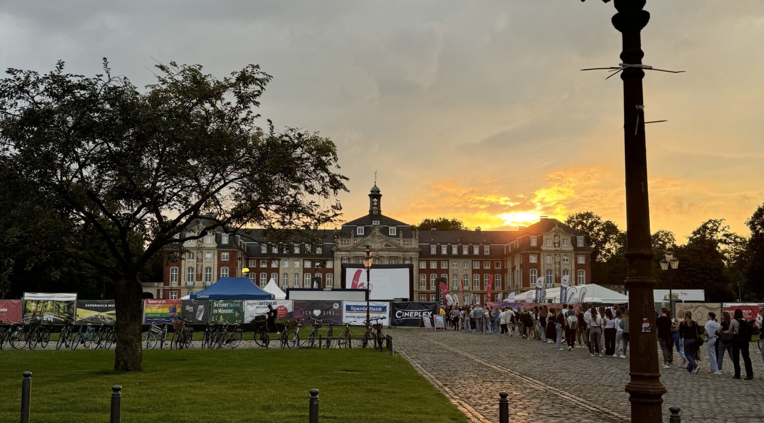 Das Sommernachtskino Münster 2026 zeigt vom 4. bis 21. August insgesamt 18 Filme auf dem Schlossplatz.