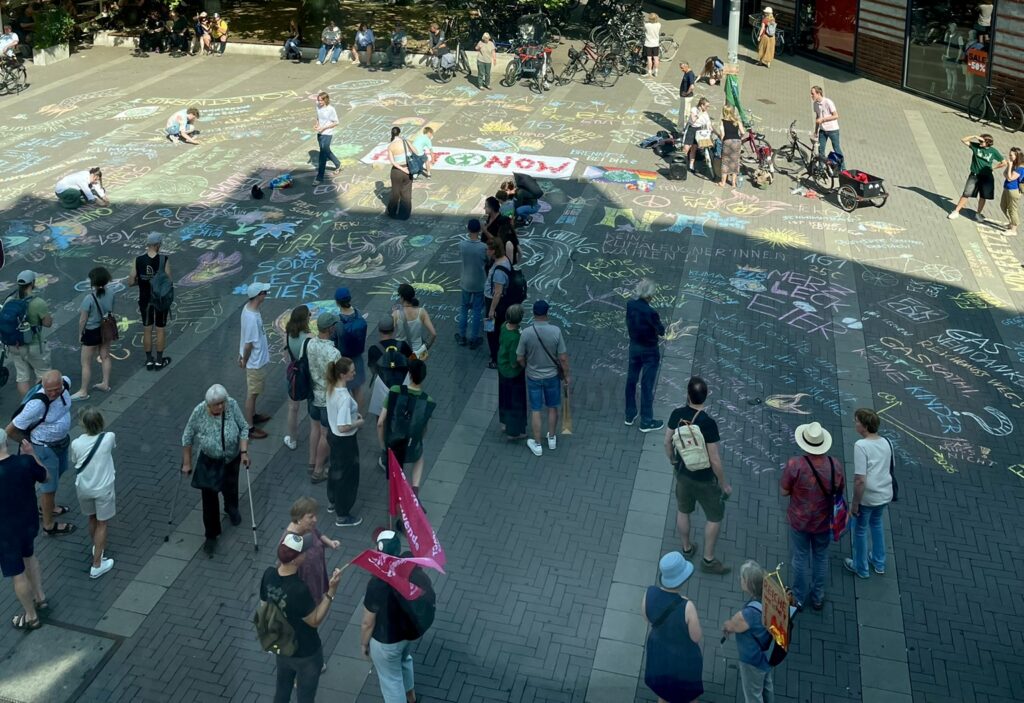 Rund 130 Menschen protestieren in Münster gegen die Heizungsreform und fordern Gasausstieg, Hitzeschutz und Reiches Entlassung.