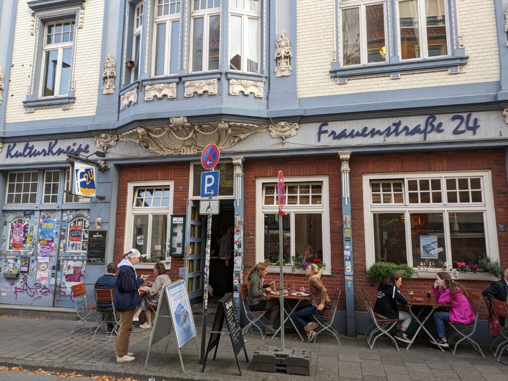 Die F24 lädt am 25. Juli zum Straßenfest mit Live-Musik, politischen Beiträgen und Gesprächen über bezahlbares Wohnen.
