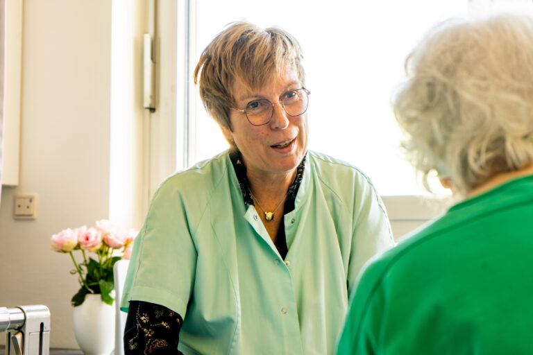 Die Ehrenamtlichen in der Raphaelsklinik bieten den Patientinnen und Patienten auf den Stationen das Gespräch an und bieten begleitende Hilfe an.