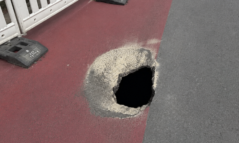 Ein defekter Regenwasserkanal hat die Hittorfstraße in Münster unterspült. Die Reparatur soll am Mittwoch beginnen.