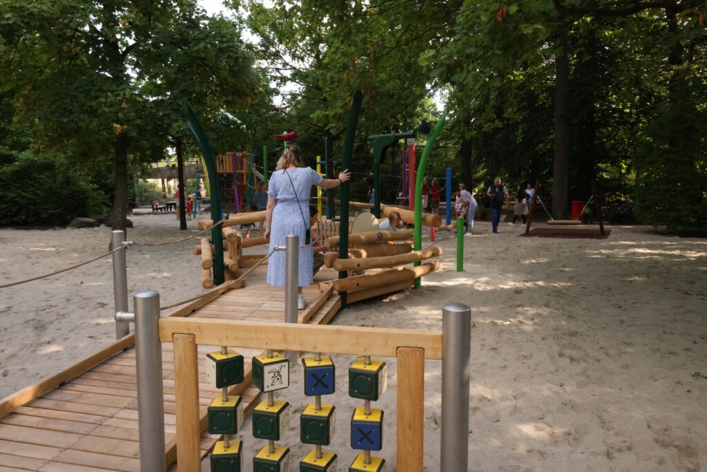 Der Allwetterzoo Münster eröffnet einen neuen Tigerspielplatz mit Kletterturm und barrierefreiem Spielbereich.