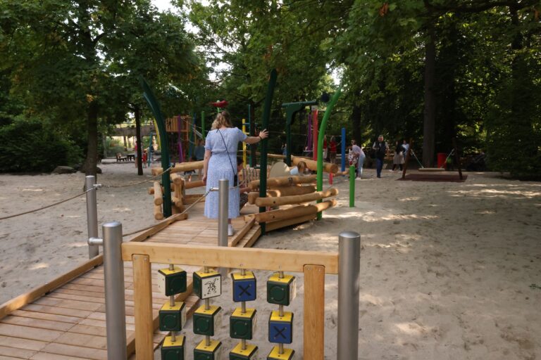 Der Allwetterzoo Münster eröffnet einen neuen Tigerspielplatz mit Kletterturm und barrierefreiem Spielbereich.