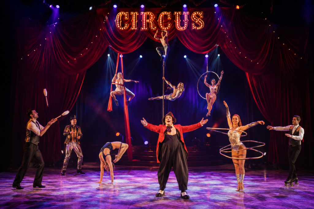 „Circus“ läuft bis 4. Oktober im GOP Münster. Die Show verbindet Clownerie, Luftakrobatik, Jonglage und Tanz.