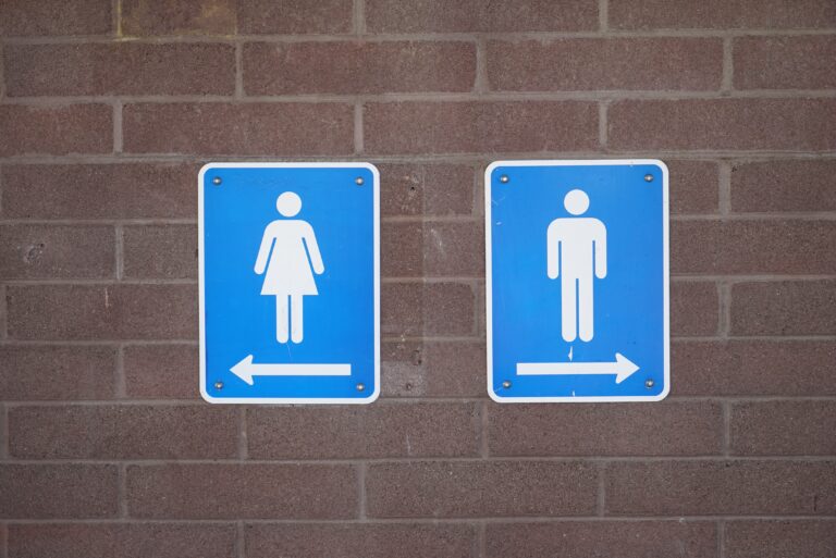 Die CDU kritisiert Verzögerungen bei neuen öffentlichen Toiletten in Münster. Der Bau könnte sich bis 2027 verschieben.