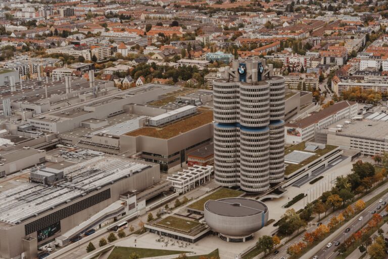 BMW plant offenbar den Abbau von bis zu 8.000 Stellen. Betroffen sind vor allem Bürobereiche, die Produktion soll außen vor bleiben.