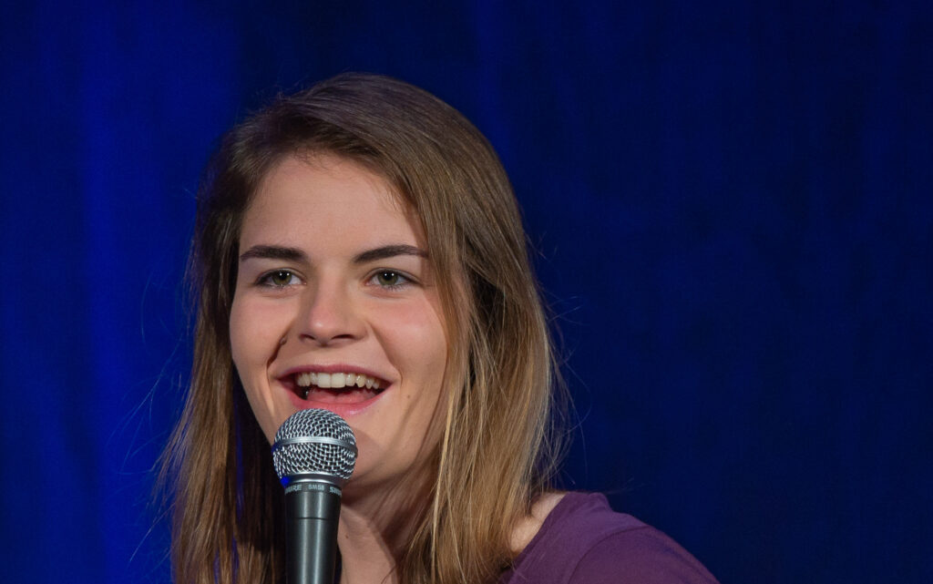 Hazel Brugger kommt im September 2026 mit ihrem neuen Programm „Good Evening Europe“ zurück nach Münster.