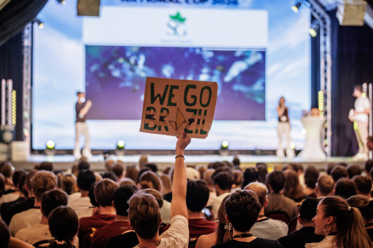 Enactus Münster verteidigt mit einem Dämmstoff aus Algen und Seegras den deutschen Meistertitel und reist zum World Cup nach São Paulo.