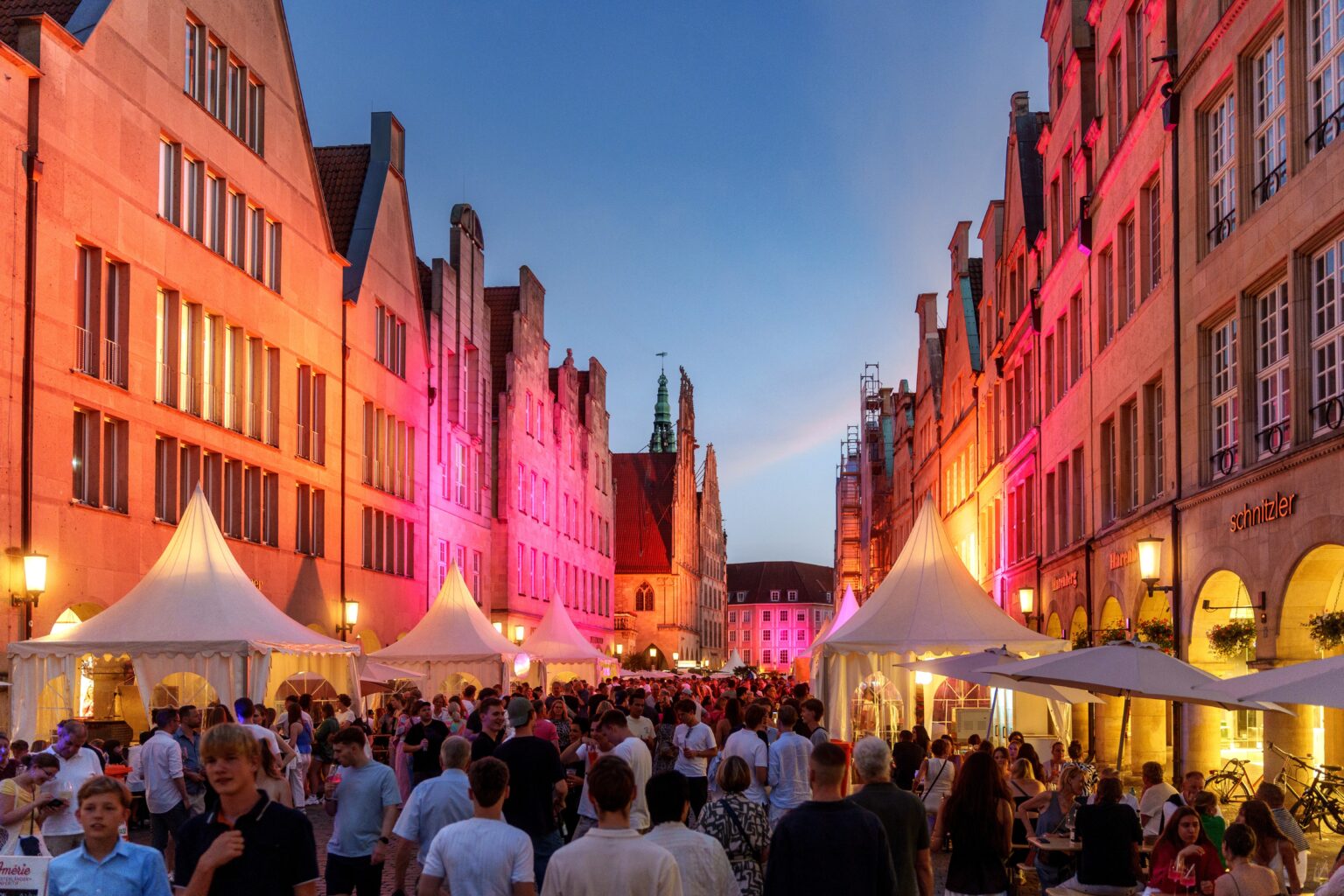 Die Tourismus-Meile beim NRW-Tag Münster bietet Ausflugstipps aus über 40 Städten und Regionen sowie regionale Spezialitäten.