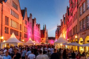 Die Tourismus-Meile beim NRW-Tag Münster bietet Ausflugstipps aus über 40 Städten und Regionen sowie regionale Spezialitäten.