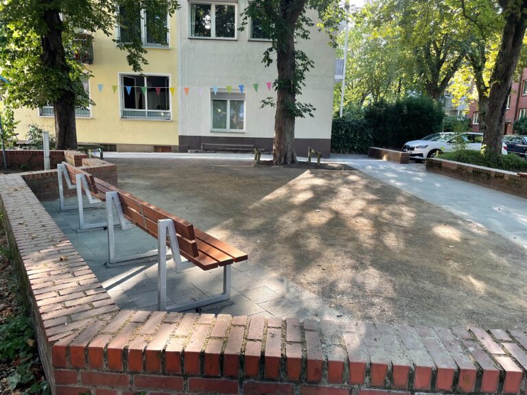 Der Staufenplatz in Münster wurde umgestaltet. Neu sind Sitzplätze und eine entsiegelte Multifunktionsfläche.