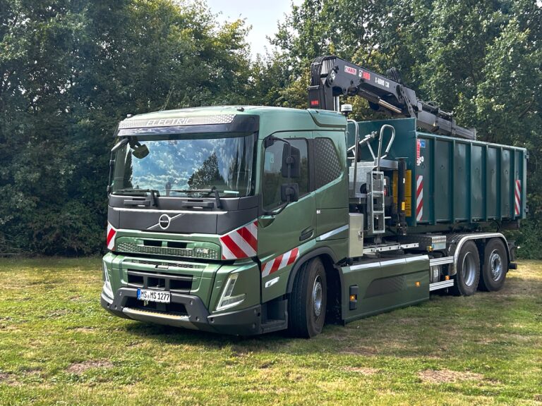 Münster erweitert die Elektroflotte des Grünflächenamtes auf 51 Fahrzeuge und setzt erstmals einen schweren E-Lkw ein.