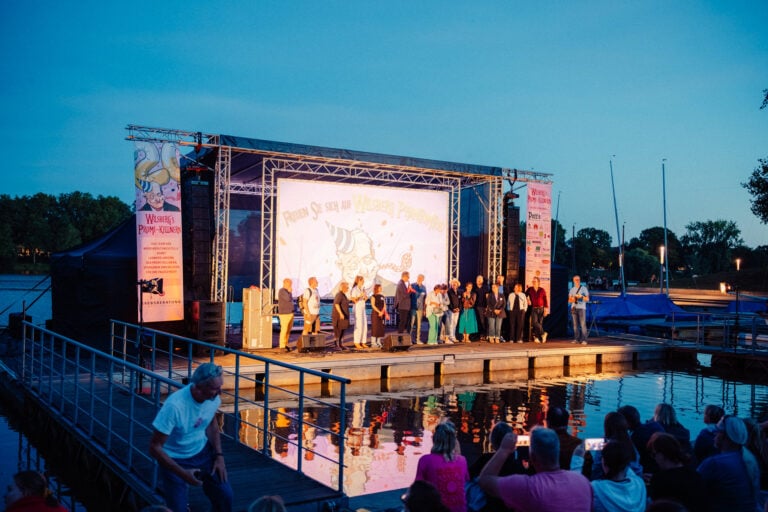 Neue Wilsberg-Folge „Einfach weg“ feiert am 6. September kostenlose Open-Air-Premiere am Aasee in Münster.
