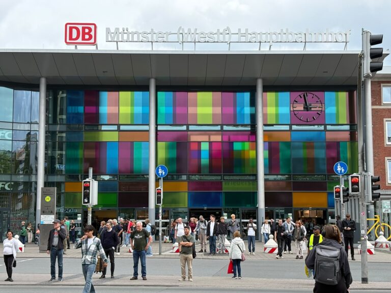 „Peaceful Colors“ verwandelt den Hauptbahnhof Münster zum NRW-Tag in ein farbiges Lichtkunstwerk.