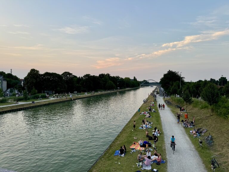 Schwimmen im Dortmund-Ems-Kanal in Münster ist nicht generell erlaubt. Diese Verbotszonen, Bußgelder und Gefahren gelten 2026.