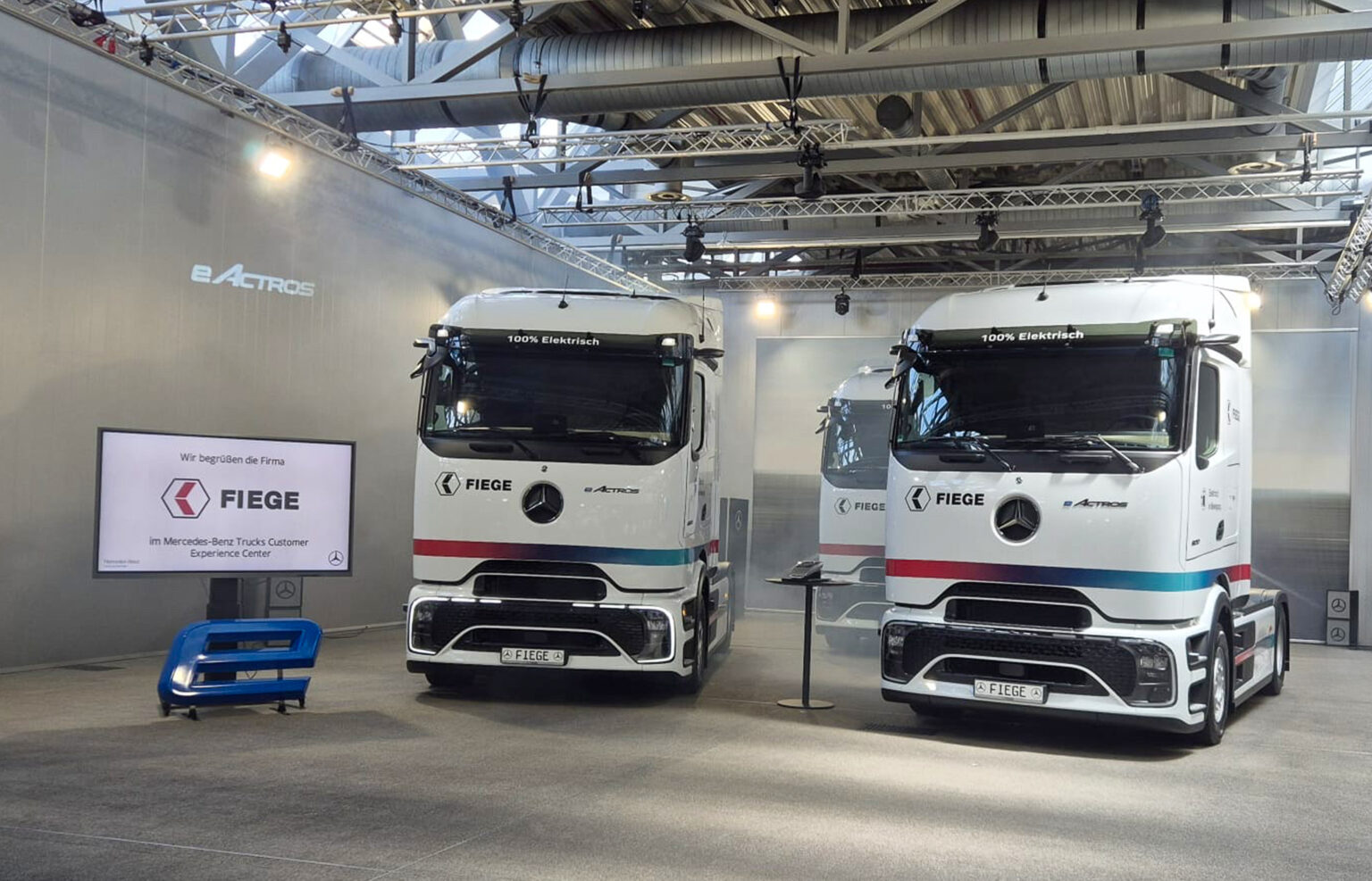 Elektrisch in Bewegung: Fiege hat fünf neue E-Lkw vom Typ eActros 600 in Betrieb genommen, mit denen die Gesamtzahl batterieelektrischer Fahrzeuge auf 25 wächst. (Foto: Fiege)