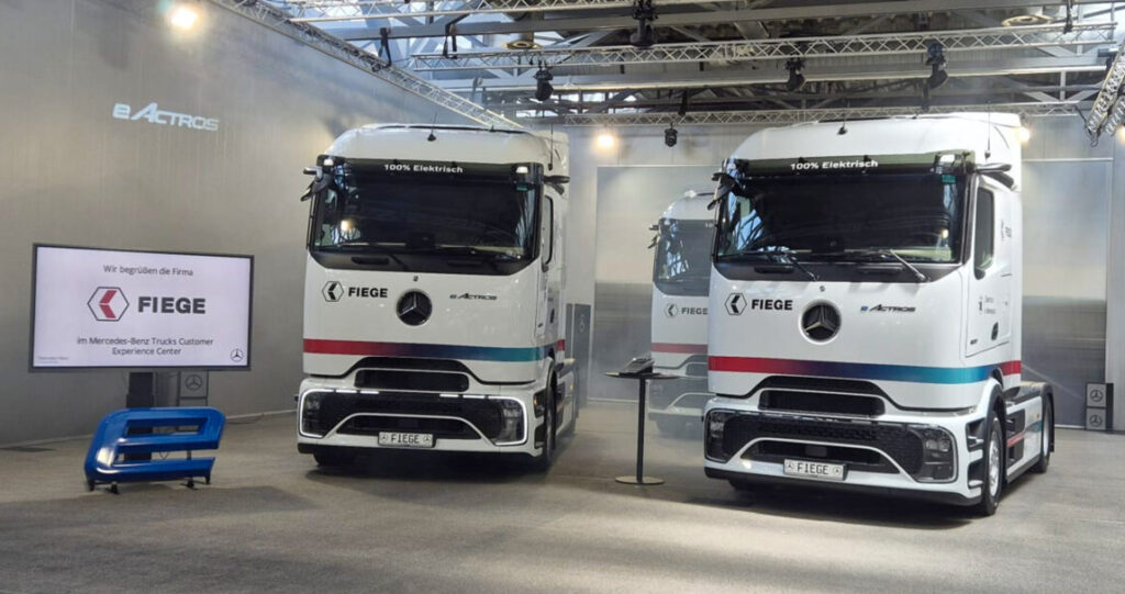 Elektrisch in Bewegung: Fiege hat fünf neue E-Lkw vom Typ eActros 600 in Betrieb genommen, mit denen die Gesamtzahl batterieelektrischer Fahrzeuge auf 25 wächst. (Foto: Fiege)