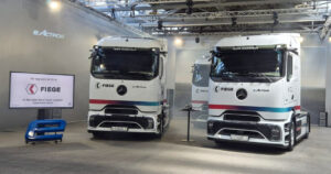 Elektrisch in Bewegung: Fiege hat fünf neue E-Lkw vom Typ eActros 600 in Betrieb genommen, mit denen die Gesamtzahl batterieelektrischer Fahrzeuge auf 25 wächst. (Foto: Fiege)