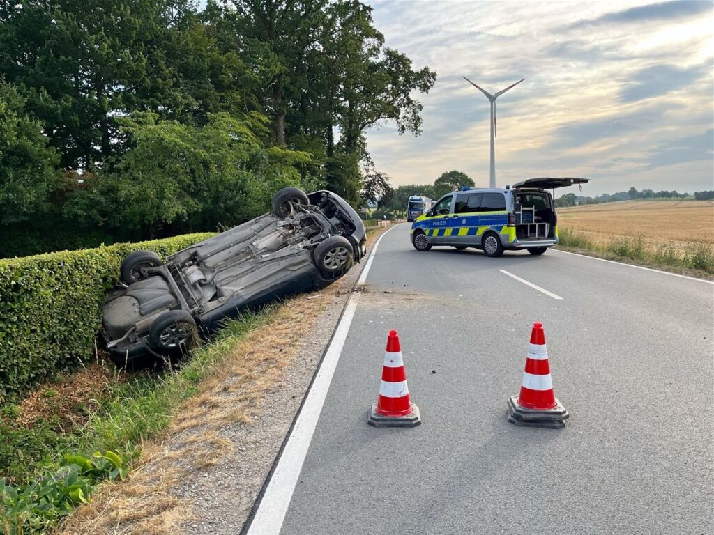 Ein 18-jähriger Autofahrer überschlägt sich auf der K48 bei Coesfeld-Lette und landet im Graben. Der Verletzte kommt ins Krankenhaus.