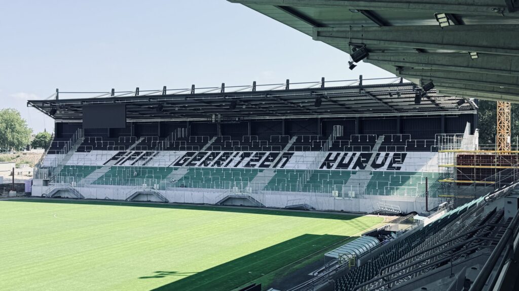 reußen Münster eröffnet die neue Fiffi-Gerritzen-Kurve und testet bei der Saisoneröffnung gegen Southampton.