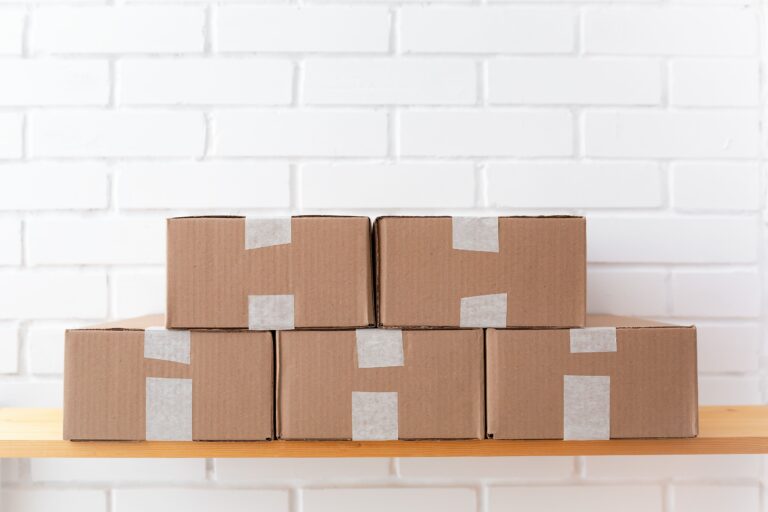 Ein beschädigtes Paket mit Salpetersäure hat am Mittwochmorgen einen Gefahrstoffeinsatz im Industriegebiet Velpe ausgelöst.