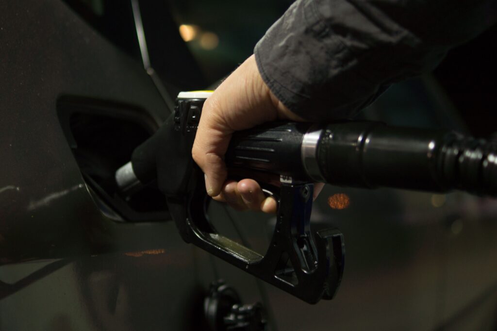 Der ausgelaufene Tankrabatt erklärt vor allem das höhere Preisniveau seit dem 1. Juli, aber nicht, warum Benzin und Diesel jetzt zusätzlich steigen.