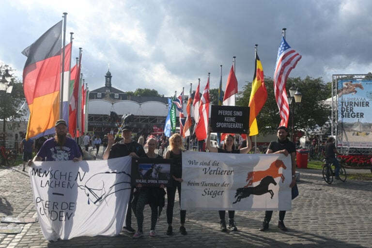 Protest beim Turnier der Sieger in Münster: Aktivisten kritisieren Pferdesport und öffentliche Zuschüsse.