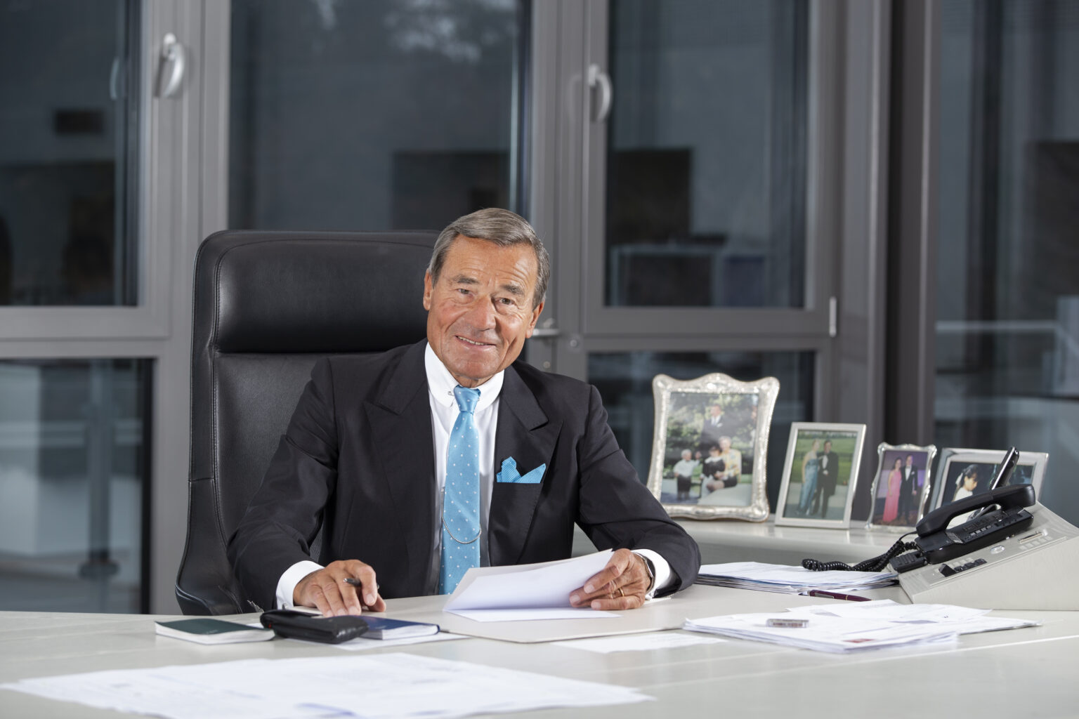 54 Jahre lang führte Wolfgang Grupp Trigema – und wurde mit klaren Aussagen über Verantwortung, Krisen und Unternehmertum zu einer der bekanntesten Stimmen des deutschen Mittelstands. 💬🏭 Am 7. Oktober kommt der frühere Trigema-Chef nach Münster und spricht im Skaters Palace darüber, warum Unternehmer Probleme aus seiner Sicht selbst lösen sollten.