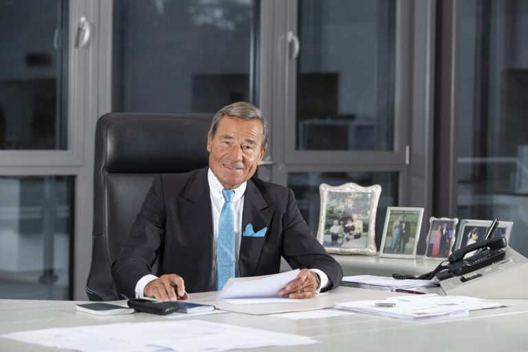 54 Jahre lang führte Wolfgang Grupp Trigema – und wurde mit klaren Aussagen über Verantwortung, Krisen und Unternehmertum zu einer der bekanntesten Stimmen des deutschen Mittelstands. 💬🏭 Am 7. Oktober kommt der frühere Trigema-Chef nach Münster und spricht im Skaters Palace darüber, warum Unternehmer Probleme aus seiner Sicht selbst lösen sollten.