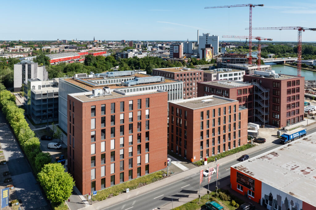 Die Baustelle Robert-Bosch-Straße sorgt erneut für Kritik: Firmen warnen vor jahrelangen Einschränkungen und fordern eine bessere Koordination.