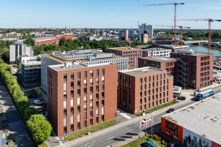 Die Baustelle Robert-Bosch-Straße sorgt erneut für Kritik: Firmen warnen vor jahrelangen Einschränkungen und fordern eine bessere Koordination.