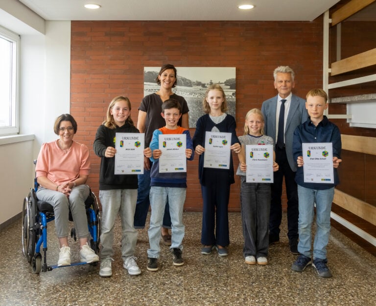 Fünf Grundschulkinder aus Münster holten beim Mathematik-Landeswettbewerb 2025/2026 den Landessieg. Insgesamt nahmen 1.469 Kinder teil.