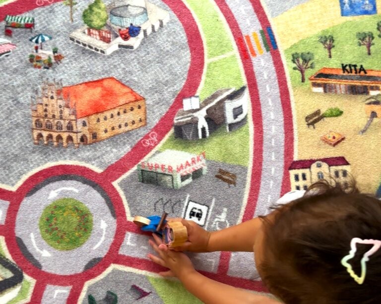 Der Spielteppich Münster verbindet Kinderrechte, Nachhaltigkeit und 15 bekannte Orte aus der Stadt.