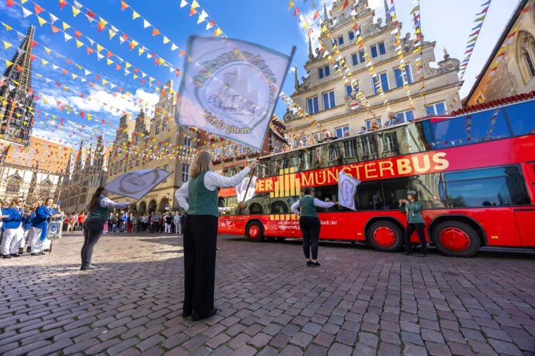 Beim Stadtschützenfest Münster empfing Bürgermeisterin Maria Winkel die Schützen vor dem Rathaus. Anschließend ging es zum Schießen.
