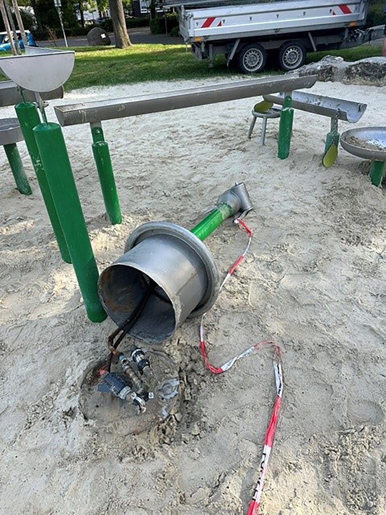 Die Wasserspielanlage am Hamannplatz ist nach Vandalismus gesperrt. Eine Reparatur noch 2026 ist offen.