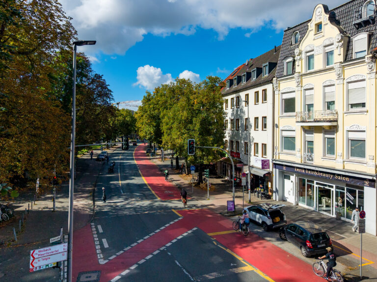 Die Umweltspur auf der Warendorfer Straße bleibt. Bis Frühjahr 2027 plant die Stadt weitere Verbesserungen.
