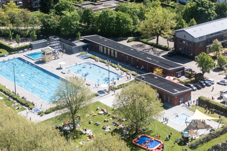 Münsters Freibäder zählen 2026 rund 280.000 Gäste. Zum Saisonende wartet in der Coburg noch das Flutlichtschwimmen.