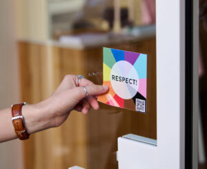 „RESPECT!“-Sticker sollen in Münster für mehr Toleranz werben