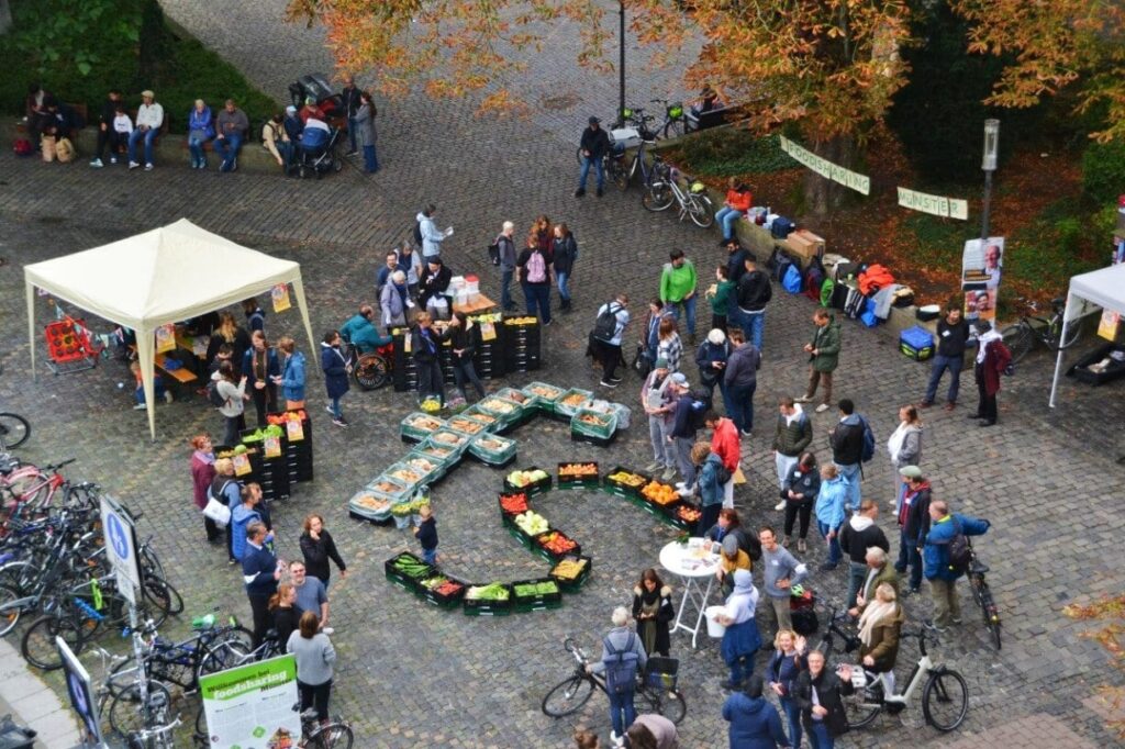 Beim Tag der Lebensmittelrettung verteilt foodsharing Münster am 26. September gerettete Lebensmittel auf dem Harsewinkelplatz.