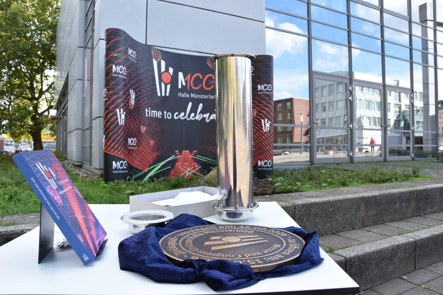 Unbekannte stehlen die Bronzeplatte am MCC Halle Münsterland. Die kurz zuvor vergrabene Zeitkapsel bleibt unberührt.