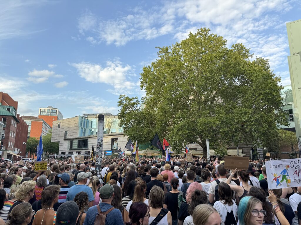 Rund 4.000 Schüler ziehen zum Demokratiefest auf den Domplatz in Münster. Geplant sind Reden, Musik und Poetry Slam.