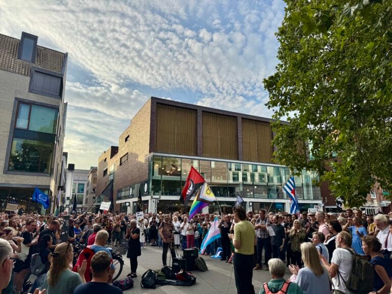 Deutlich mehr Menschen als erwartet sind am Montagabend zu einer Kundgebung auf der Stubengasse gekommen. Rund 600 Teilnehmende demonstrierten dort als Reaktion auf den AfD-Wahlsieg in Sachsen-Anhalt. Die Zahl wurde unserer Redaktion sowohl von der Polizei als auch von den Veranstaltern genannt.