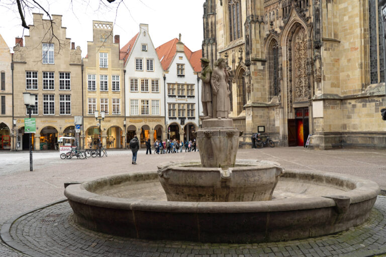 Blindgängerverdacht an der Lambertikirche: Am 11. Oktober könnten 800 Menschen ihre Wohnungen verlassen müssen.