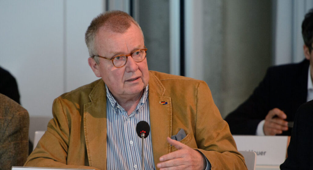 Ruprecht Polenz und Marina Weisband erhalten den Bundesverdienstorden. Die Ehrung der beiden Münsteraner stößt auch auf politische Kritik.