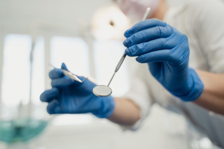 Mehr als vier von zehn AOK-versicherten Kindern und Jugendlichen in Westfalen-Lippe haben 2025 die zahnärztliche Individualprophylaxe nicht genutzt. Nach Angaben der AOK NordWest nahmen 56,9 Prozent der Sechs- bis 17-Jährigen entsprechende Vorsorgeleistungen in Anspruch. Damit blieb ein erheblicher Teil der jungen Versicherten bei der Zahnvorsorge in Westfalen-Lippe außen vor. Konkret nutzten 175.473 Kinder und Jugendliche im vergangenen Jahr mindestens eine entsprechende Prophylaxeleistung. Rechnerisch umfasst die ausgewertete Gruppe damit rund 308.400 AOK-Versicherte zwischen sechs und 17 Jahren. Etwa 132.900 von ihnen nahmen die erfasste Individualprophylaxe nicht in Anspruch. Mehr Teilnehmer – aber die Vorsorgequote sinkt Auf den ersten Blick zeigen die Zahlen eine positive Entwicklung: 2024 hatten noch 169.350 Kinder und Jugendliche die Vorsorge genutzt. Innerhalb eines Jahres stieg die Teilnehmerzahl damit um 3,6 Prozent. Der Anteil an allen betrachteten Versicherten entwickelte sich allerdings in die andere Richtung. 2024 lag die Teilnahmequote noch bei 57,5 Prozent, 2025 waren es 56,9 Prozent – ein Rückgang um 0,6 Prozentpunkte. Der Grund liegt offenbar in der wachsenden Zahl der bei der AOK NordWest versicherten Kinder und Jugendlichen. Aus den veröffentlichten Angaben lässt sich errechnen, dass die betrachtete Gruppe von rund 294.500 auf etwa 308.400 Versicherte angewachsen ist und damit stärker zulegte als die Zahl der Vorsorgeteilnehmer. Wichtig für die Einordnung: Die Zahlen bedeuten nicht, dass 43,1 Prozent der Kinder überhaupt keinen Zahnarzt besucht haben. Erfasst wird die Nutzung bestimmter Prophylaxeleistungen. Ein Zahnarztbesuch wegen einer Behandlung oder aus einem anderen Anlass kann daher durchaus stattgefunden haben. Auch Früherkennung bei kleinen Kindern nimmt zu Bei Kindern unter sechs Jahren ist die Zahl der zahnmedizinischen Früherkennungsuntersuchungen ebenfalls gestiegen. 2025 nahmen 54.303 Kinder entsprechende Leistungen in Anspruch, nach 52.484 im Vorjahr. Das entspricht einem Plus von rund 3,5 Prozent. Für diese Leistungen gab die AOK NordWest 2025 nach eigenen Angaben fast 2,9 Millionen Euro aus und damit 9,5 Prozent mehr als ein Jahr zuvor. Kinder haben bereits ab dem sechsten Lebensmonat Anspruch auf zahnärztliche Früherkennung. Bis zum vollendeten sechsten Lebensjahr sind insgesamt sechs Untersuchungen vorgesehen. Dabei werden unter anderem Mundhöhle und Zähne kontrolliert, das Kariesrisiko eingeschätzt und Eltern zu Ernährung, Mundhygiene und Fluoriden beraten. Seit dem 1. Januar 2026 werden diese Untersuchungen als Z1 bis Z6 auch im Gelben Kinderuntersuchungsheft dokumentiert. Eltern sollen dadurch die Zahnarztvorsorge leichter im Blick behalten können. Was zur Zahnvorsorge für ältere Kinder gehört Bei älteren Kindern und Jugendlichen umfasst die Individualprophylaxe unter anderem die Kontrolle von Mundhygiene und Zahnfleisch, die Einschätzung des Kariesrisikos sowie Beratung zur richtigen Zahnpflege. Auch die Versiegelung der Fissuren der bleibenden großen Backenzähne gehört zur Kinder- und Jugendprophylaxe. Zusätzlich gibt es in Westfalen-Lippe bereits seit 1983 die Gruppenprophylaxe in Kindergärten und Schulen. Der Arbeitskreis Zahngesundheit Westfalen-Lippe arbeitet dabei mit Krankenkassen, Gesundheitsämtern und Zahnärzten zusammen. Das Angebot richtet sich regulär an Kinder unter zwölf Jahren, bei erhöhtem Kariesrisiko teilweise auch an Jugendliche bis 16 Jahre. Deutliche Fortschritte bei Karies – aber soziale Unterschiede Bei der Kariesprävention hat sich die Zahngesundheit von Kindern in Deutschland über viele Jahre deutlich verbessert. Nach der Sechsten Deutschen Mundgesundheitsstudie sind 78 Prozent der Zwölfjährigen kariesfrei. Bei Acht- und Neunjährigen fällt die Bilanz schwächer aus: Knapp 60 Prozent sind kariesfrei, die durchschnittliche Karieserfahrung liegt bei 1,4 betroffenen Zähnen. Auffällig bleiben soziale Unterschiede. Bei Zwölfjährigen aus Familien mit hohem Bildungsniveau sind etwa 85 Prozent kariesfrei, bei niedrigem familiären Bildungsniveau dagegen nur rund 59 Prozent. Auch die durchschnittliche Karieserfahrung unterscheidet sich deutlich und liegt bei 0,3 beziehungsweise 1,2 betroffenen Zähnen. Frühe Zahnarztvorsorge bleibt eine Herausforderung Gerade bei kleinen Kindern bestehen bundesweit weiterhin deutliche Lücken bei der Vorsorge. Nach Angaben der Kassenzahnärztlichen Bundesvereinigung erreichen die einzelnen zahnärztlichen Früherkennungsuntersuchungen je nach Untersuchung nur zwischen 11,5 und 56 Prozent der Kinder. Die ärztlichen U-Untersuchungen kommen dagegen auf eine Teilnahmequote von rund 95 Prozent. Die AOK NordWest veröffentlichte die aktuellen Zahlen im Vorfeld des Tags der Zahngesundheit am 25. September. Der Aktionstag steht 2026 unter dem Motto „Gesund beginnt im Mund – Kau dich fit!“ und rückt insbesondere Ernährung, Kaufähigkeit und langfristige Mundgesundheit in den Mittelpunkt.