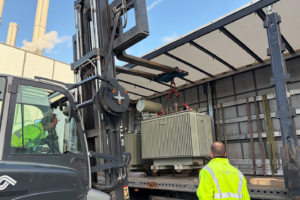 Die Stadtnetze Münster schicken vier Transformatoren und einen Transporter in die Ukraine, um die Stromversorgung zu unterstützen.