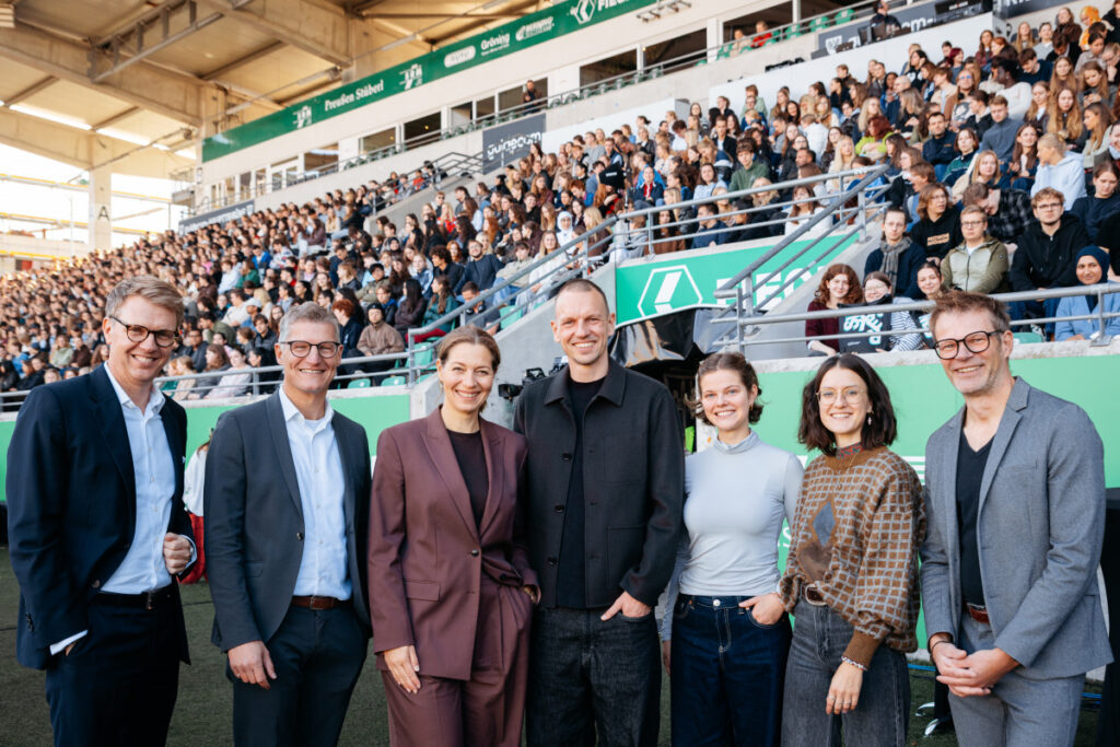 Rund 4.000 Erstsemester im Preußenstadion: Die Universität Münster startet mit über 40.000 Studierenden ins Semester.