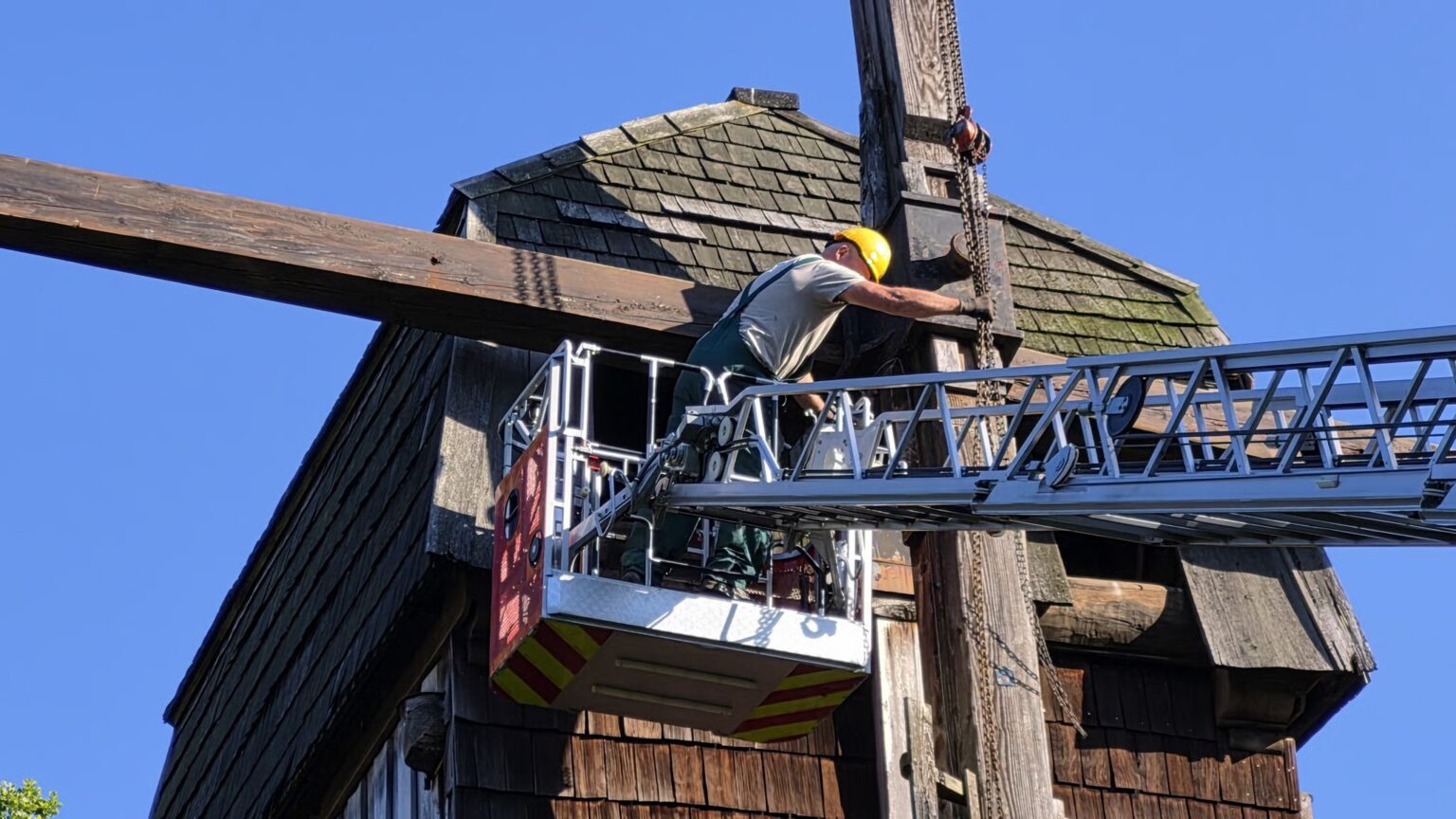 Die historische Windmühle im Mühlenhof Münster verliert ihre Flügel. Spezialisten restaurieren das Wahrzeichen bis 2027.